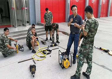 山東迅凱攜單管破拆設(shè)備亮相某消防支隊(duì)。