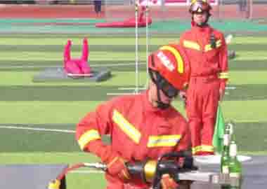 某消防隊選用迅凱液壓破拆工具參加總隊比武。